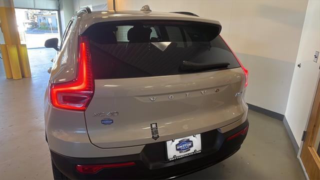 2025 volvo xc40 plus dark theme
