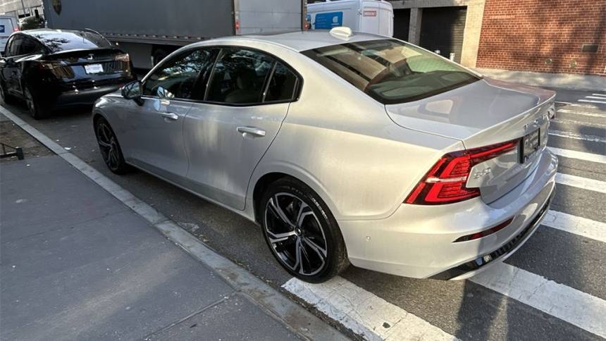 2024 volvo s60 b5 plus dark theme