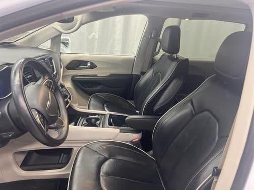 2022 chrysler pacifica hybrid limited in milwaukee, wisconsin