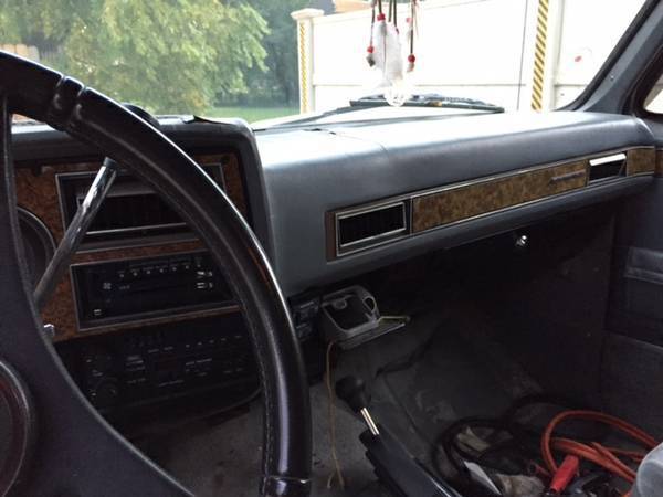 truck1990 gmc suburban - 4 wheel drive -305 v8
