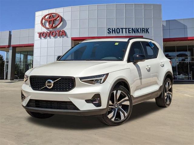 2023 volvo xc40 b5 plus dark theme