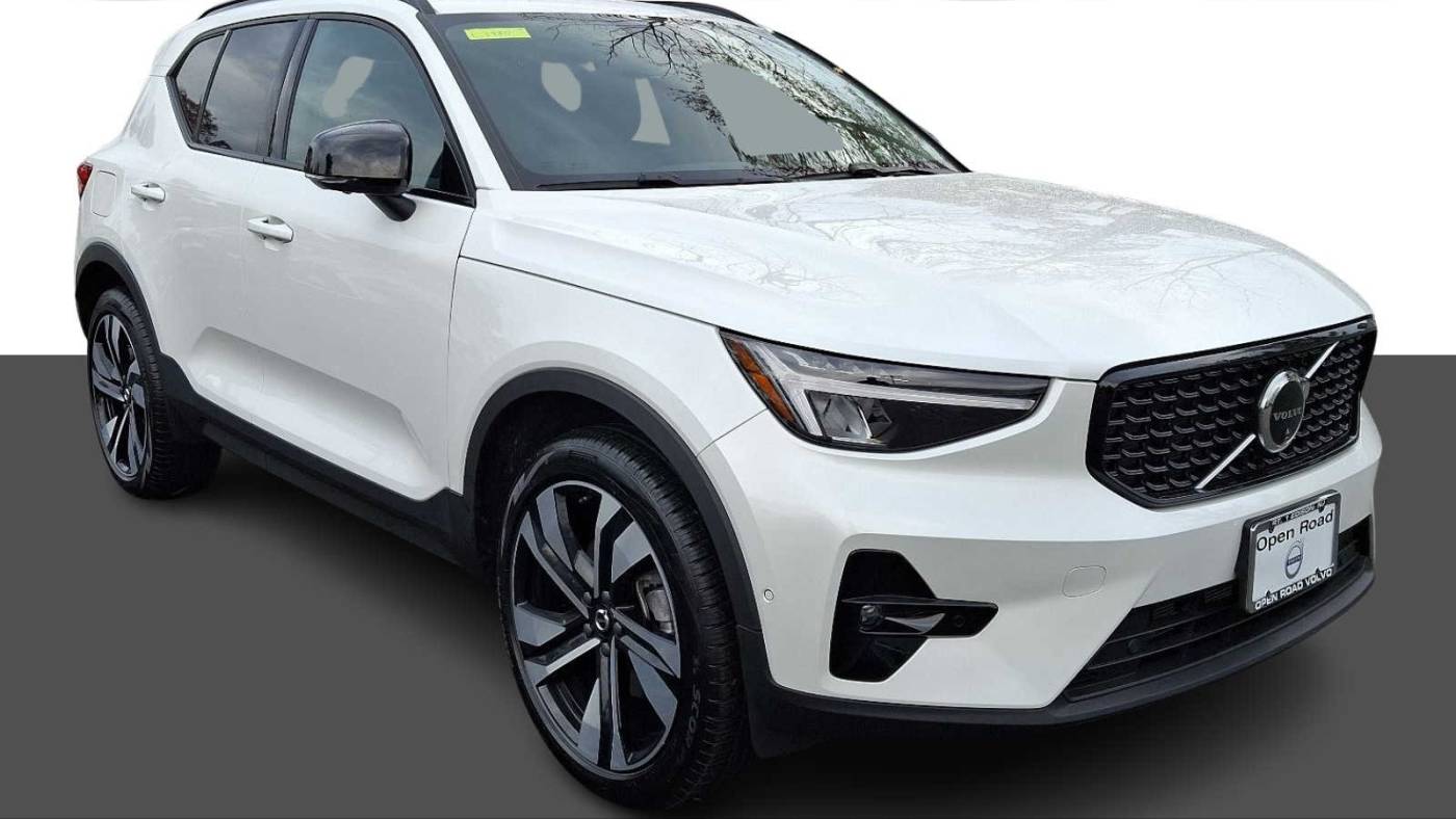 2024 volvo xc40 b5 plus dark theme