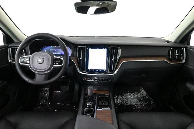 2024 volvo s60 b5 plus dark theme