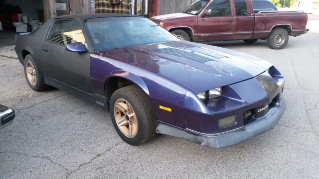 1985 chevrolet camaro iroc-z rolling body with transmission. no engine z28