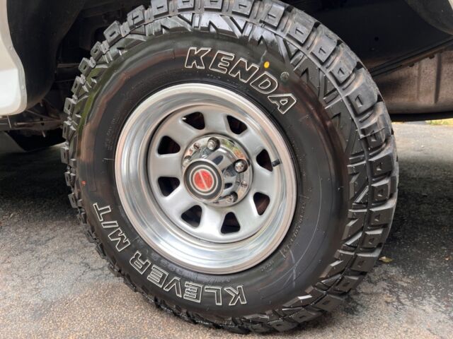 1990 ford bronco custom, 300 six, 5 speed