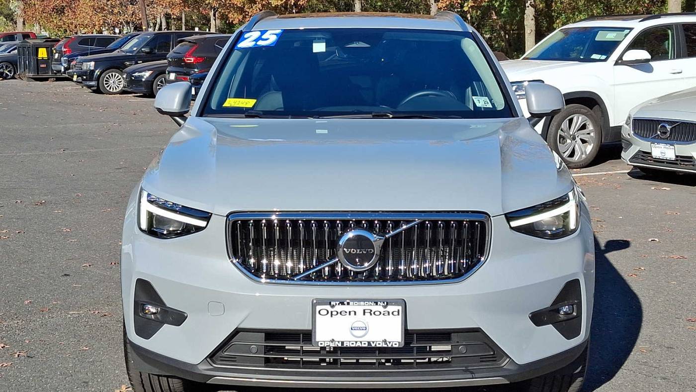 2025 volvo xc40 b5 plus bright theme