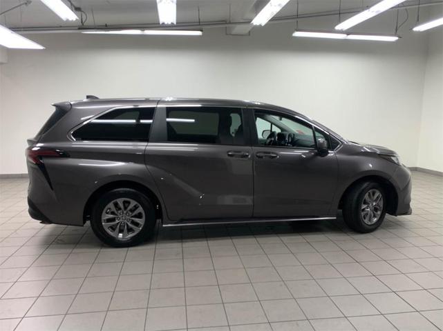 2022 toyota sienna le