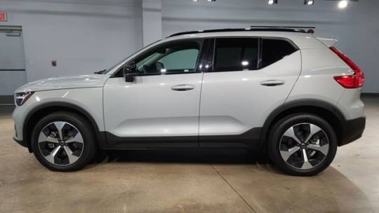 2024 volvo xc40 b5 plus dark theme