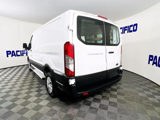 2022 ford transit-250 base