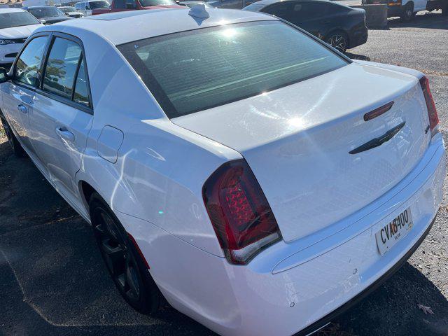 2022 chrysler 300 touring
