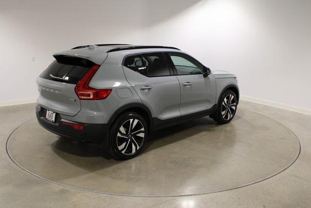 2024 volvo xc40 b5 plus dark theme