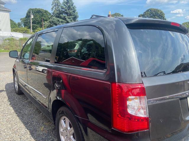2011 chrysler town & country touring