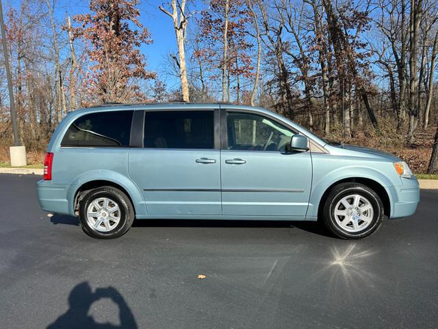 2010 chrysler town & country touring
