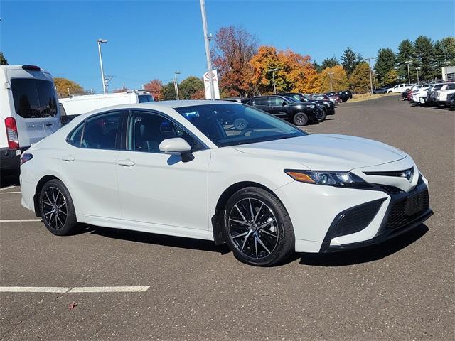 2022 toyota camry hybrid se