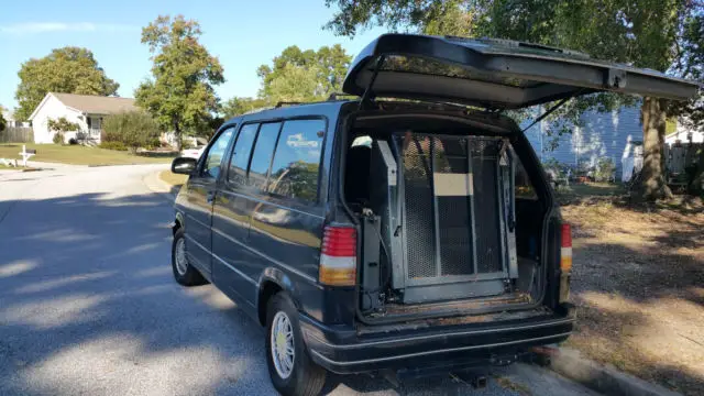 1994 ford aerostar with working hydraulic wheelchair lift