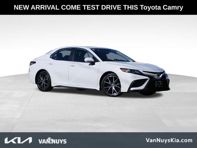 2022 toyota camry hybrid se