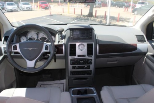 2010 chrysler town country in texas