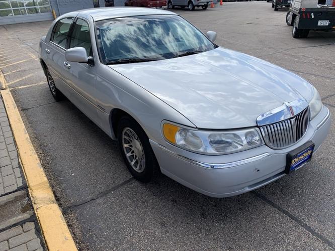 used 2001 lincoln town car signature hastngs, ne 68901 for sale in good samaritan village, nebraska