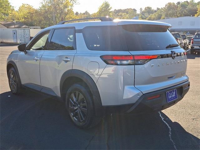 2022 nissan pathfinder sv