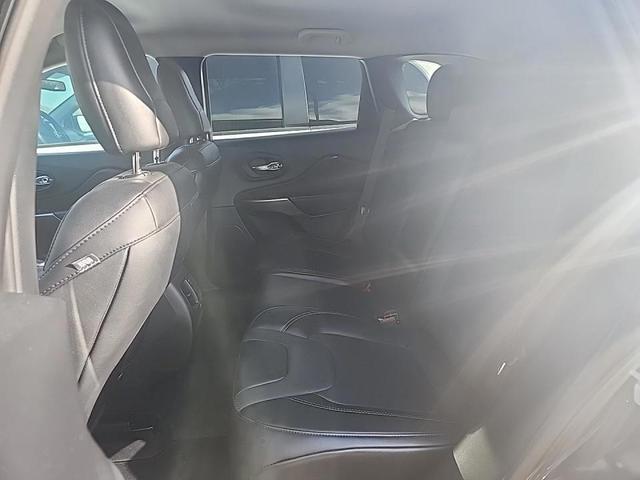 2022 jeep cherokee latitude lux