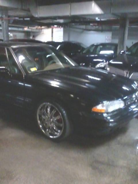 1994 pontiac bonneville se with 20 inch chrome wheels and car audio runs good