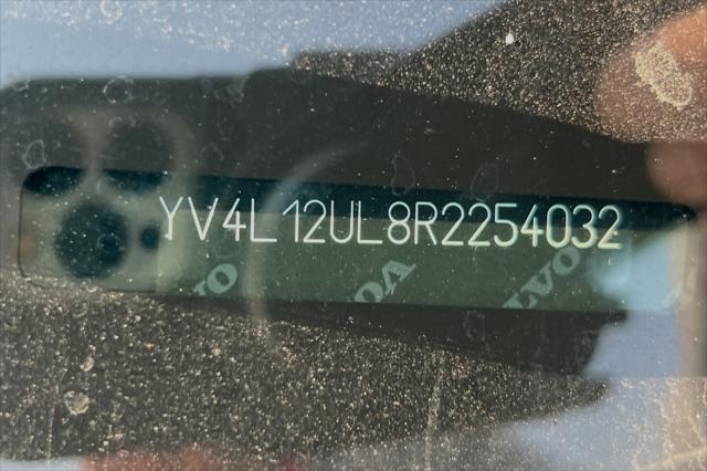 2024 volvo xc40 b5 plus dark theme