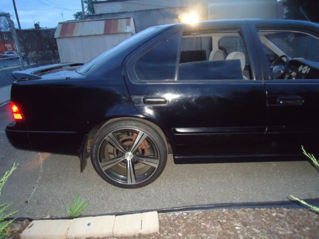 1992 nissan maxima se 4dr sedan v6 30l