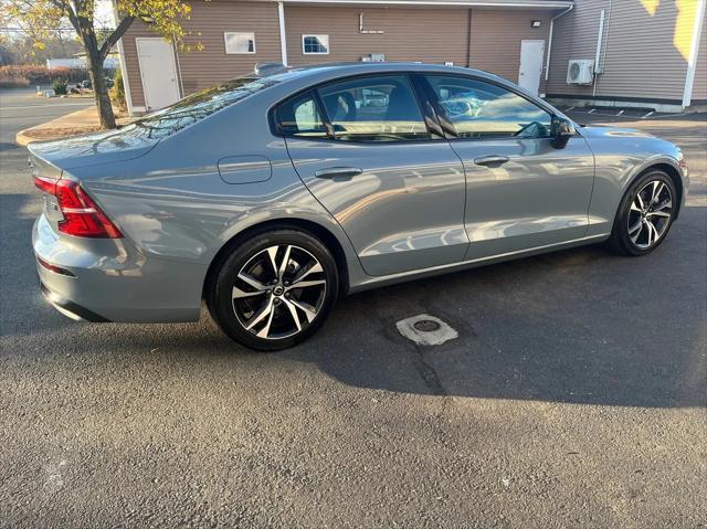 2024 volvo s60 b5 core dark theme