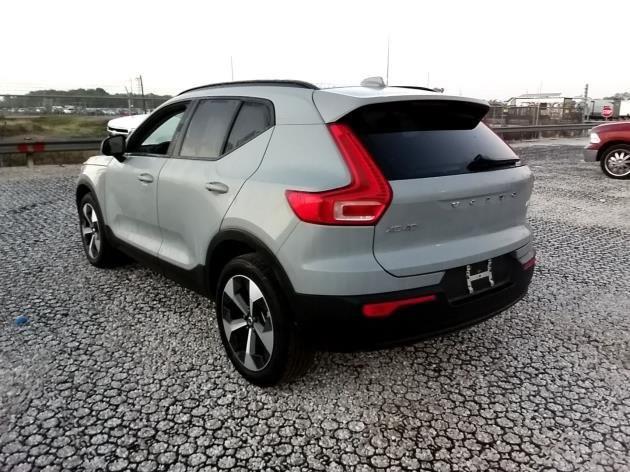 2024 volvo xc40 b5 plus dark theme