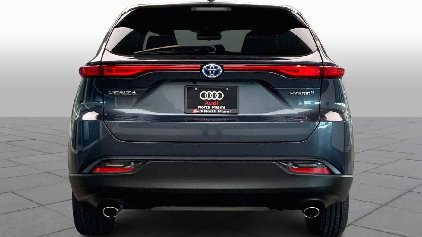 2022 toyota venza le