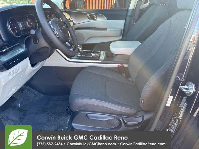 2022 kia carnival lx