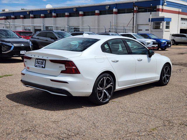 2024 volvo s60 b5 plus dark theme