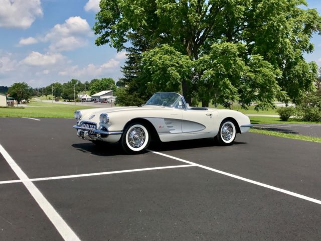 1960 chevrolet corvette white/black*283ci/230hp*4spd*