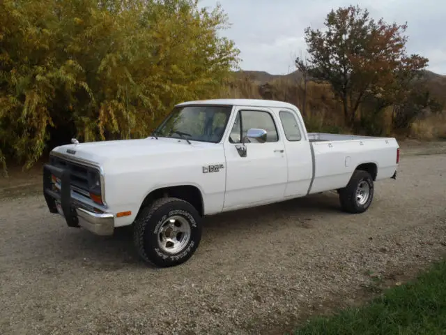 1990 dodge power ram clubcab 4x4 lb..fi v8,auto,ac..very clean! mopar plymouth