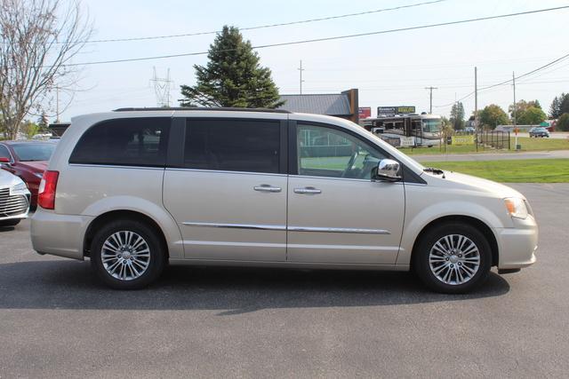 2014 chrysler town & country touring-l