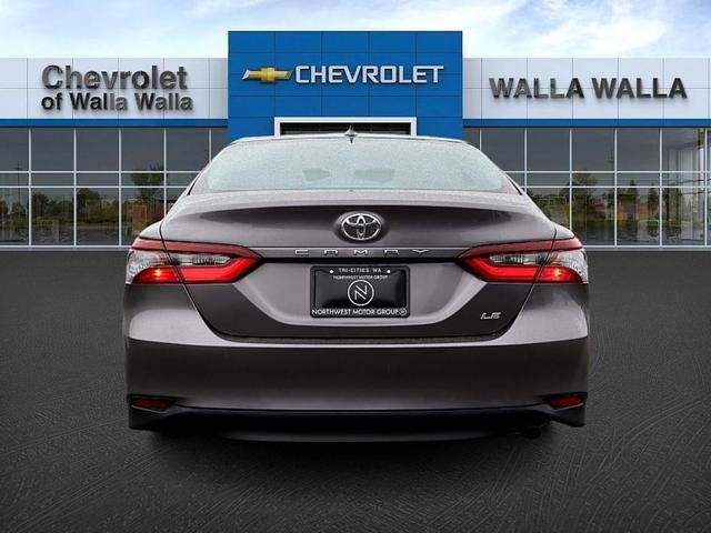 2022 toyota camry le