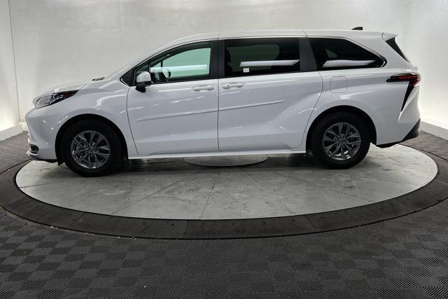 2023 toyota sienna le