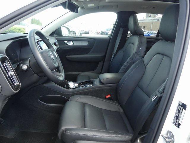 2024 volvo xc40 b5 plus dark theme