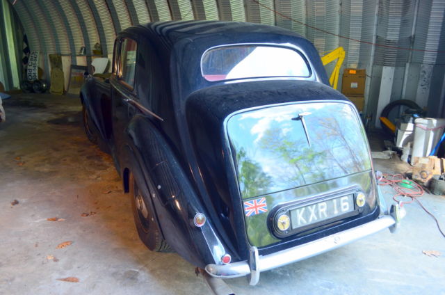 6-cylinder, 4-speed manual, 4-door, standard steel sports saloon