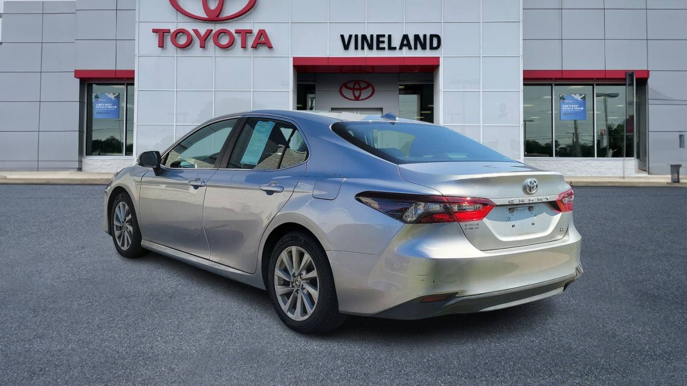 2022 toyota camry le