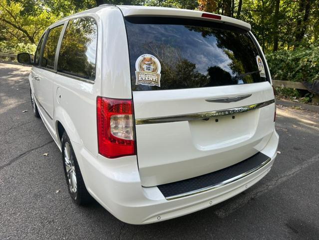 2013 chrysler town & country touring-l