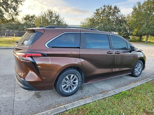 2021 toyota sienna le