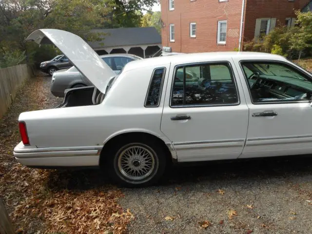 1994 lincoln town car executive series 4-door sedan