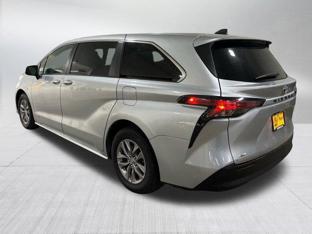 2021 toyota sienna le