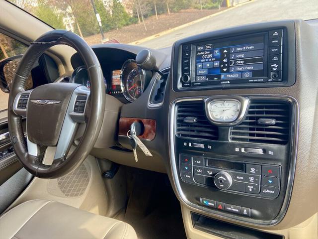 2013 chrysler town & country touring