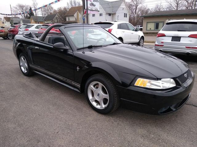 2000 ford mustang base