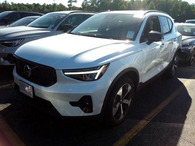 2024 volvo xc40 b5 plus dark theme