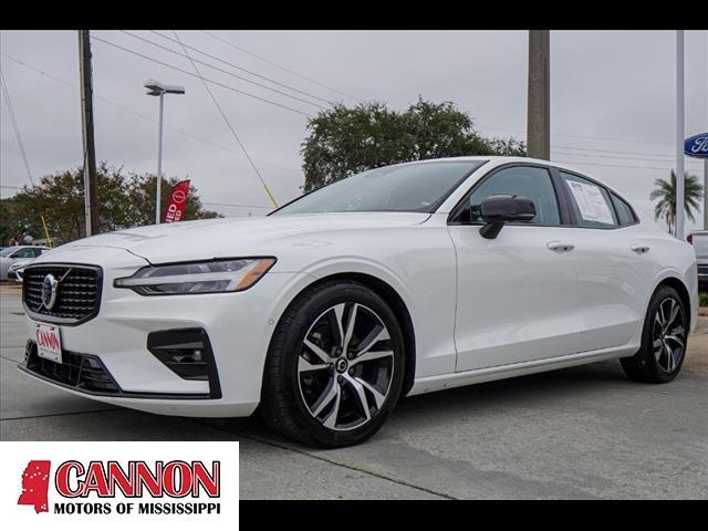 2024 volvo s60 plus dark theme