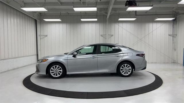 2022 toyota camry le