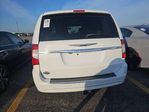 2016 chrysler town and country touring 4dr mini van